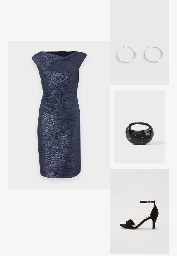 Vestido azul marino hasta la rodilla con un acabado texturizado, que presenta un escote drapeado y fruncidos en la cintura para una silueta ajustada.; Sandalia de tacón alto de ante negro con punta abierta, tira en el tobillo con hebilla dorada y silueta curvada. Suela plana con acabado texturizado.; Bolso de mano de cuero negro con forma redondeada, decorado con detalles de tachuelas plateadas y un asa corta. Textura lisa y cierre con cremallera.; Pendientes de aro de metal plateado con superficie lisa y ligeramente curvada y cierre de tipo mosquetón sobre un fondo blanco liso.