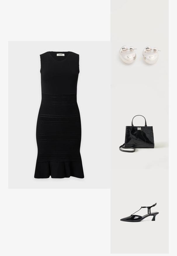 Robe noire sans manches longueur genou avec corsage ajusté, rayures horizontales texturées sur la jupe et détail évasé à l'ourlet.; Chaussure slingback en cuir verni noir à bout pointu avec bride en T et petit talon bloc incliné sur fond blanc.; Sac à main en cuir verni noir avec poignées arrondies, bandoulière détachable et fermeture à boucle argentée sur fond blanc uni.; Paire de boucles d'oreilles argentées brillantes et épaisses avec fermoirs à tige, sur fond blanc uni.