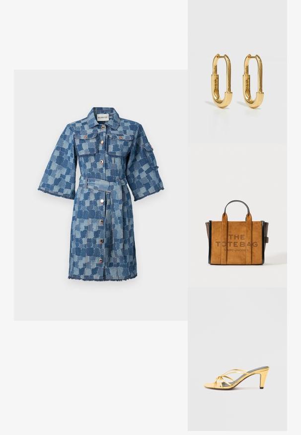 Denim jurk met een geruit patroon in verschillende blauwtinten, knoopsluiting aan de voorkant, twee borstzakken, brede mouwen en een rafelige zoom.; Gele metallic sandalen met hoge hakken, kruisbandjes, open teen en taps toelopende hak. Textuur voetbed in grijs.; Bruine suède tote bag met zwarte leren accenten, met twee korte handvatten en de tekst "THE TOTE BAG" in vet op de voorkant.; Gouden metalen creolen met een langwerpige ovale vorm, voorzien van een gladde, gepolijste oppervlakte en een kleine scharnier voor bevestiging.