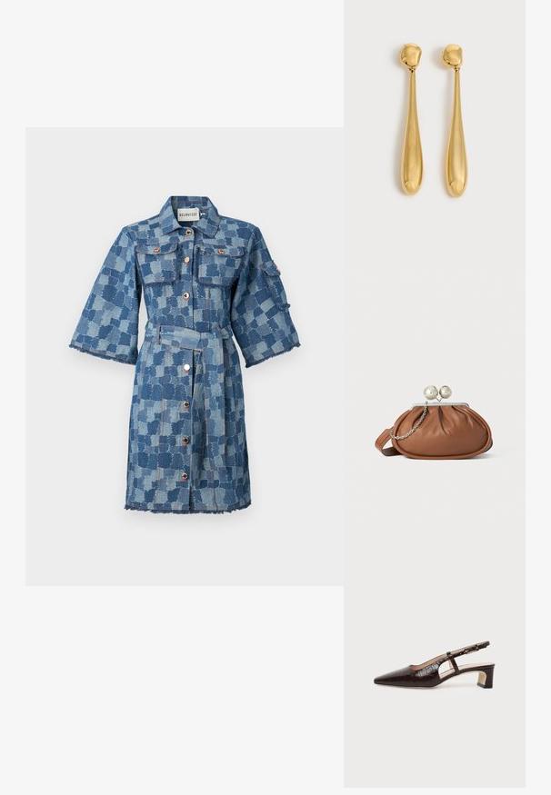 Denim jurk met een geruit patroon in verschillende blauwtinten, knoopsluiting aan de voorkant, twee borstzakken, brede mouwen en een rafelige zoom.; Donkerbruine slingback schoen van krokodillenleer met een puntige neus, lage blokhak en verstelbare gouden gesp.; Bruine leren clutch met een zilveren balsluiting en een klein zilveren kettingdetail op een witte achtergrond.; Een paar lange, gladde, glanzende gouden druppelvormige oorbellen met afgeronde toppen en taps toelopende druppelvormen op een lichte achtergrond.