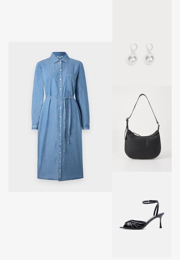 Denim skjortekjole i lyseblå, med lange ærmer, knaplukning foran, krave og bælte i taljen. Inkluderer en brystlommedetalje.; Sort højhælet sandal i laklæder med åben tå, rynket frontdesign og justerbar ankelrem med spænde.; Sort læder skuldertaske med en buet form, lynlåslukning og justerbar skulderrem. Har prægede brandlogoer på forsiden.; Sølv dråbeøreringe med glatte, runde, reflekterende overflader hængende fra svingelukkede låse. Baggrunden er helt hvid.