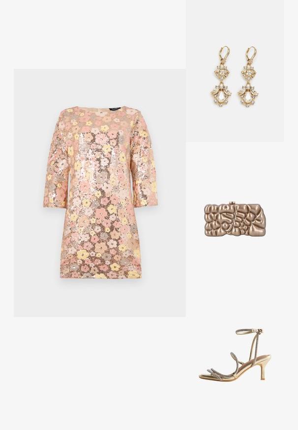 Paillettenjurk met een bloemenpatroon in roze, geel en gouden tinten. Heeft driekwartmouwen en een ronde halslijn. Textuur oppervlak.; Gouden hoge hak sandaal met dunne, met rhinestones versierde banden rond de tenen en enkel, en een kleine gesp-sluiting.; Clutch-handtas met metallic gouden afwerking en onregelmatig, gewatteerd geometrisch patroon, rechthoekige vorm en bovenklem sluiting.; Gouden hangoorbellen met een clusterontwerp, versierd met ronde en druppelvormige heldere kristallen, die zich kenmerken door ingewikkelde details.