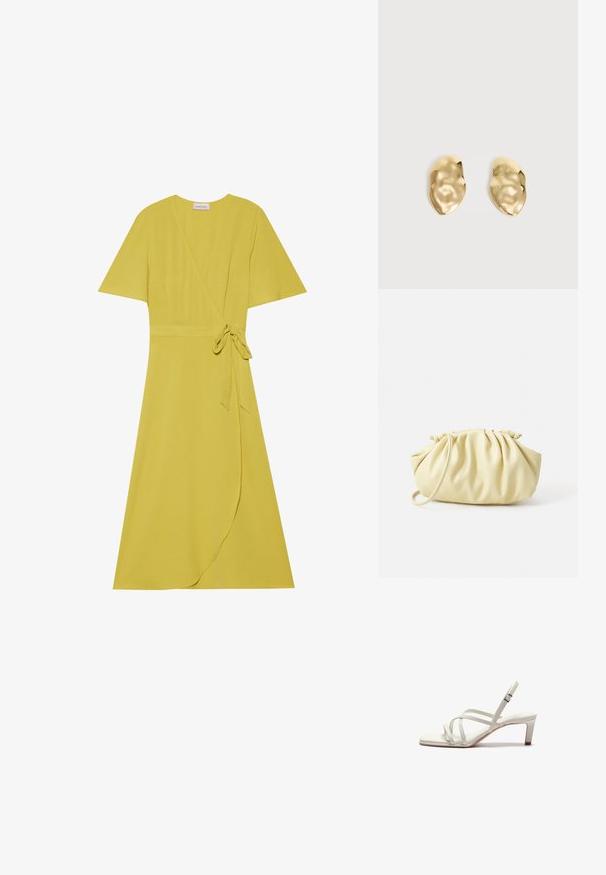 Robe portefeuille jaune à manches courtes, ceinture à nouer à la taille et ourlet fluide. Fabriquée en tissu doux et texturé.; Zign by Zalando Escarpins - off white; Sac à main plissé jaune en simili cuir lisse, arborant une forme douce avec une bandoulière unique et un design froncé sur le dessus.; Paire de boucles d'oreilles en métal doré brillant, de forme irrégulière, avec une surface froissée et lisse sur un fond clair uni.