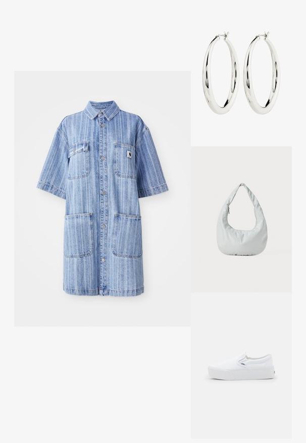 Denim shirtjurk in lichtblauw met verticale strepen, korte mouwen, twee borstzakken en een klein logo-opdruk. Knopsluiting aan de voorkant.; Witte Vans slip-on sneaker met dikke zool en subtiele logo-tag aan de zijkant, getoond in profiel tegen een effen lichte achtergrond.; Zachte, lichtgrijze hobo tas van synthetisch materiaal. Heeft een enkele gevoerde handgreep en een ritsvak aan de zijkant.; Zilveren creool oorbellen met een gladde, reflecterende oppervlak. Ronde, grote vorm met een veilige sluiting aan de bovenkant. Gepolijste afwerking toont de glans.