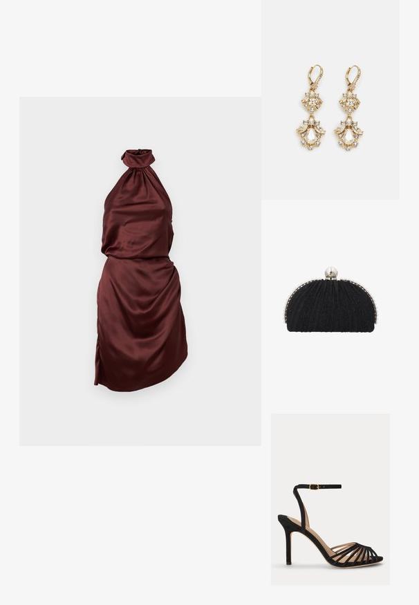 Bordeaux satin halterneck kjole med en samlet halsudskæring, tætsiddende liv og draperet nederdel med en sideslids. Glat tekstur.; Sort højhælet sandal med åben tå, flere tynde frontstropper og en justerbar ankelrem med en guldbøjle.; Sort aftenclutch med tekstureret stof, indrammet af en række små perler og en stor perle-lukning på toppen.; Guldtonede chandelierøreringe med en klynge-design, der har runde og tårnformede klare krystaller, der fremhæver detaljerne.
