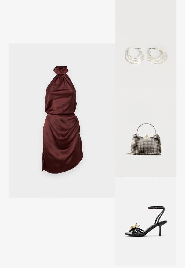 Burgunderfarbener Satin-Halter-Neck-Kleid mit gerafft ausgeschnittenem Hals, tailliertem Oberteil und drapiertem Rock, der einen seitlichen Schlitz aufweist. Glatte Textur.; Schwarze Riemchen-Sandale mit hohem Absatz, Knöchelriemen mit Schnalle und goldenem metallischem Blumendetail am Vorderriemen vor weißem Hintergrund.; Kleine Handtasche mit silbernem Gittermuster, gebogenem Griff, großem Perlenverschluss und einem dünnen silbernen Kettenriemen auf schlichtem Hintergrund.; Silberne Creolen mit drei geschichteten halbkreisförmigen Bändern, eines davon verziert mit kleinen klaren Kristallen auf hellem Hintergrund.
