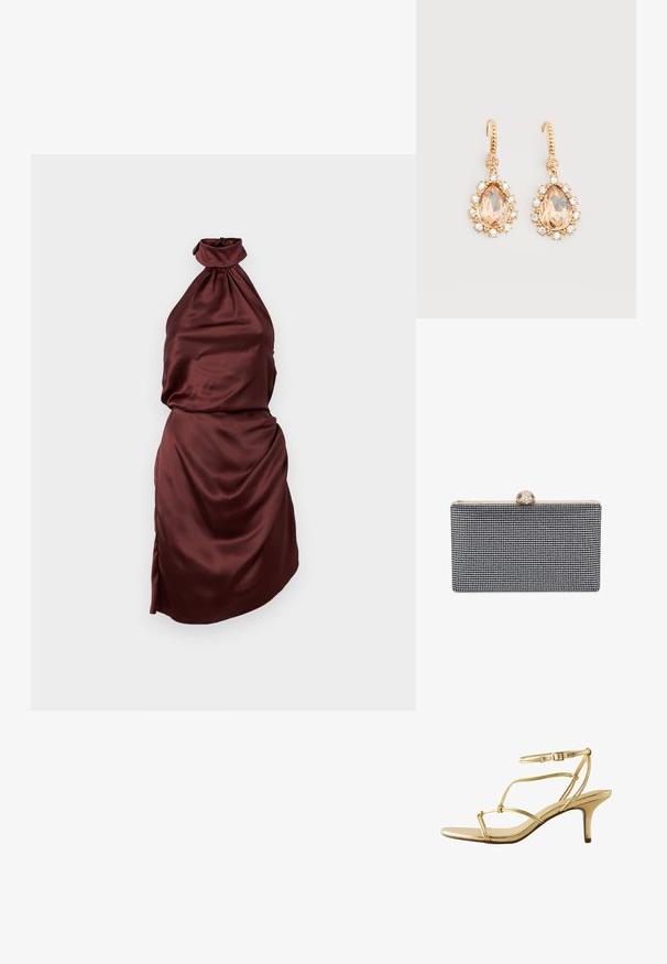 Bourgondische satijnen halterjurk met een gathered decolleté, aansluitende corsage en draperen rok, voorzien van een zijschuif. Gladde textuur.; Gouden sandalen met bandjes, hoge hak en een dunne enkelriem met gesp, met een slanke middenhoge hak op een witte achtergrond.; Zwarte rechthoekige clutch bedekt met kleine strassteentjes, met een goudkleurige sluiting met decoratieve details bovenop.; Gouden oorhaken met grote perzikkleurige druppelstenen omgeven door kleine heldere kristallen op een effen witte achtergrond.