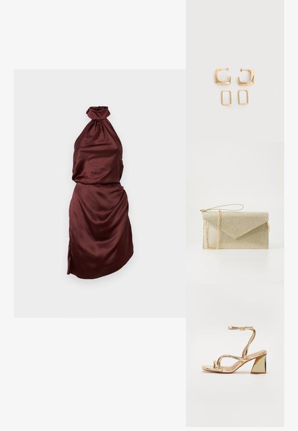 Bourgondische satijnen halterjurk met een gathered decolleté, aansluitende corsage en draperen rok, voorzien van een zijschuif. Gladde textuur.; Gouden metallic hoge hak sandaal met een enkelbandje, glanzende afwerking, kruislings geplaatste bandjes en een driehoekige blokhak.; Gouden mesh clutch tas met een driehoekige klep, kettingriem en een soepele afwerking. Compact rechthoekig van vorm met een subtiele glans.; Twee paar gouden geometrische creolen op een effen witte ondergrond, een paar vierkant en massief, een paar rechthoekig en hol.
