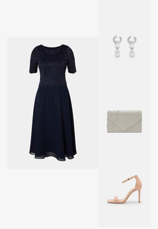 Marineblaues Kleid mit einem Spitzen-Oberteil, kurzen Ärmeln und einem fließenden Rock. Sanfte Textur und knielanger Saum mit einem dezenten Glanz.; Nude High Heel Sandale mit quadratischer Zehenpartie, ausgestattet mit einem einzelnen Zehenriemen und einem Knöchelriemen, der mit einer goldenen Schnalle gesichert ist. Glatte Lederoberfläche.; Metallisch silberne Clutch mit einem Umschlagdesign, verziert mit einem strukturierten Muster und ausgestattet mit einem abnehmbaren Kettenriemen.; Silberne Ohrringe mit einem strukturierten Ringdesign, ausgestattet mit zwei klaren tropfenförmigen Kristallen und einem kleineren quadratischen Kristall an der Unterseite.