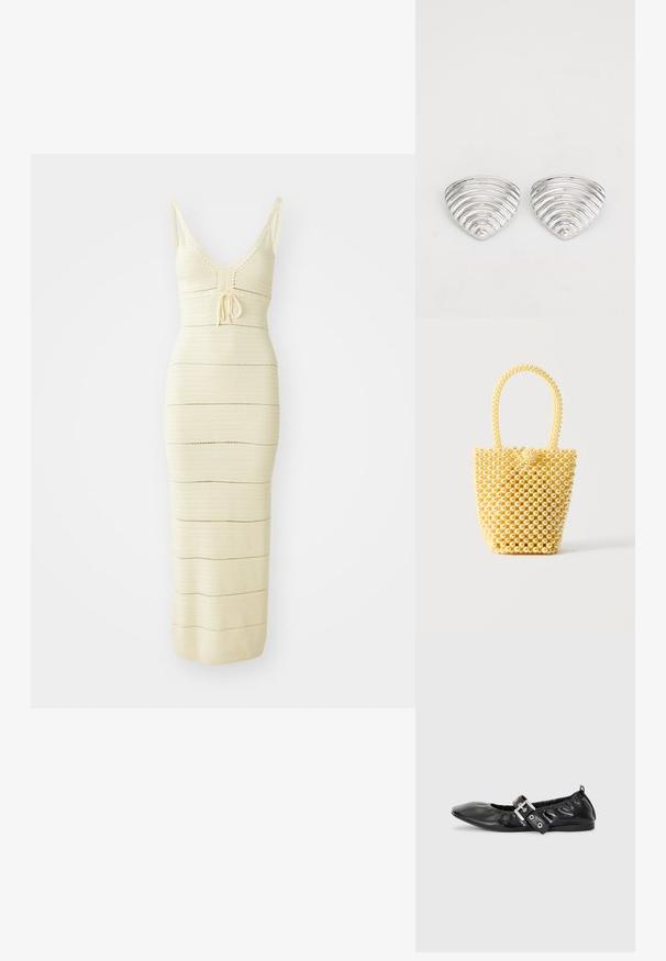 Strick-Midikleid in hellem Creme mit tailliertem Schnitt, V-Ausschnitt, verstellbarem Bindeband in der Taille und horizontalen Streifenmustern.; Schwarze Leder-Ballerinas mit spitzem Zehenbereich, gerafften Details am Schaft und einem silbernen Schnallenakzent am verstellbaren Riemen.; Kleine Beuteltasche aus glänzenden cremefarbenen Perlen mit einem Schlaufenhenkel aus Perlen und dekorativem Perlenknoten als Verschluss.; Ohrringe in Silberoptik mit einem wellenförmigen, strukturierten Design, das wie überlappende Halbmonden geformt ist; die polierte Oberfläche verstärkt die reflektierenden Eigenschaften.