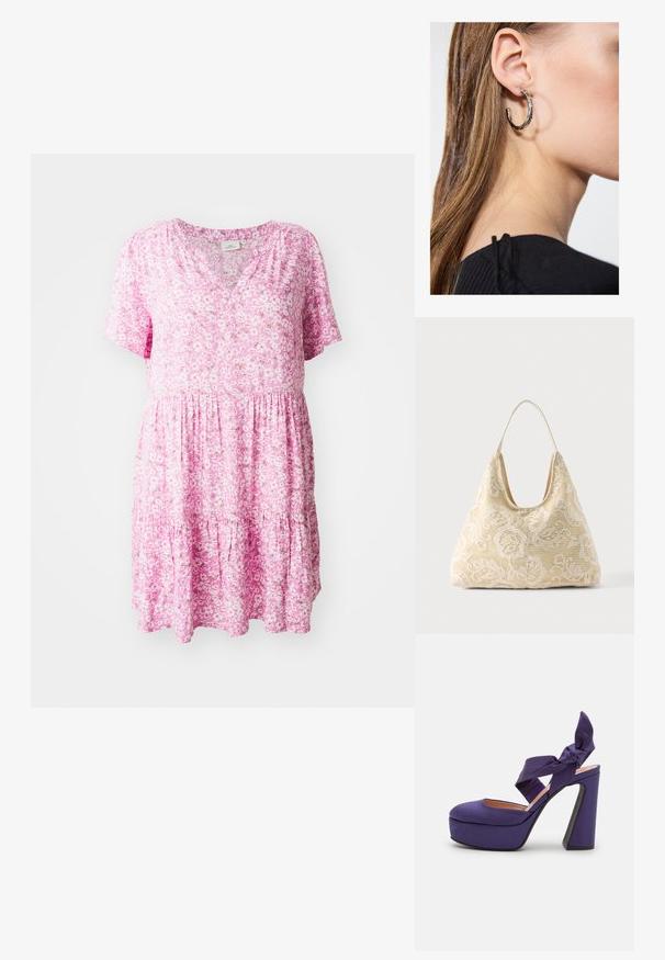 Rosa blomsterkjole med korte ærmer, V-hals og lagdelt design. Fremstillet af letvægtsstof, har små hvide og grønne blomster mønstre.; Alberta Ferretti EVENING BOW - Plateaupumps - blue; Kremfarvet stoftaske med hvidt blomsterhæklet mønster og en enkelt tynd skulderrem på ensfarvet baggrund.; Sølv hoop ørestik med en poleret overflade, prydet med små guld accenter og en rund form, båret på øreflippen.