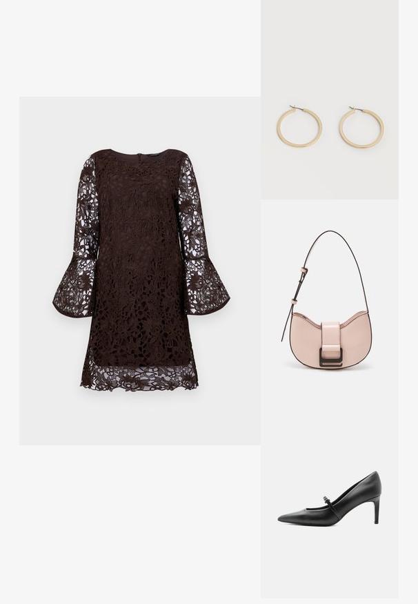 Vestido marrón de encaje con mangas acampanadas largas, con patrones florales y un escote redondo. Cierre de cremallera en la parte posterior, estilo a la altura de la rodilla.; Zapato de tacón alto de cuero negro con punta puntiaguda, con tira fina y hebilla sobre el empeine, sobre fondo claro y neutro.; Pequeño bolso de piel rosa curvado con un acabado brillante, que presenta una correa de acento negra y un gran cierre de broche negro. Diseño cruzado.; Par de pendientes de aro de tamaño mediano con tono dorado y cierre de bisagra sobre un fondo claro y liso.