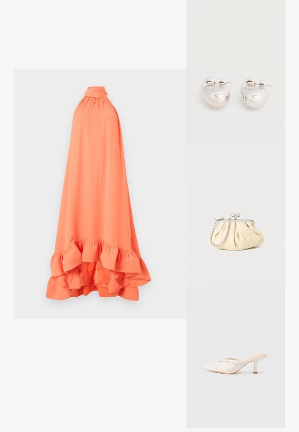 Halter-nek orange kjole lavet af glat stof, med en flæsekant og sammenfoldede detaljer ved halsudskæringen for ekstra tekstur.; Mulesko i lyst beige stof med et knyttet design foran, spids tå og en slank, tilspidset hæl. Glat tekstur over det hele.; Plisseret beige læderclutch med en sølvmetalramme, der har to runde dekorative låse og en sølvkædetrasporte.; Par af skinnende sølv store øreringe med lukning på bagsiden mod en ensfarvet hvid baggrund.