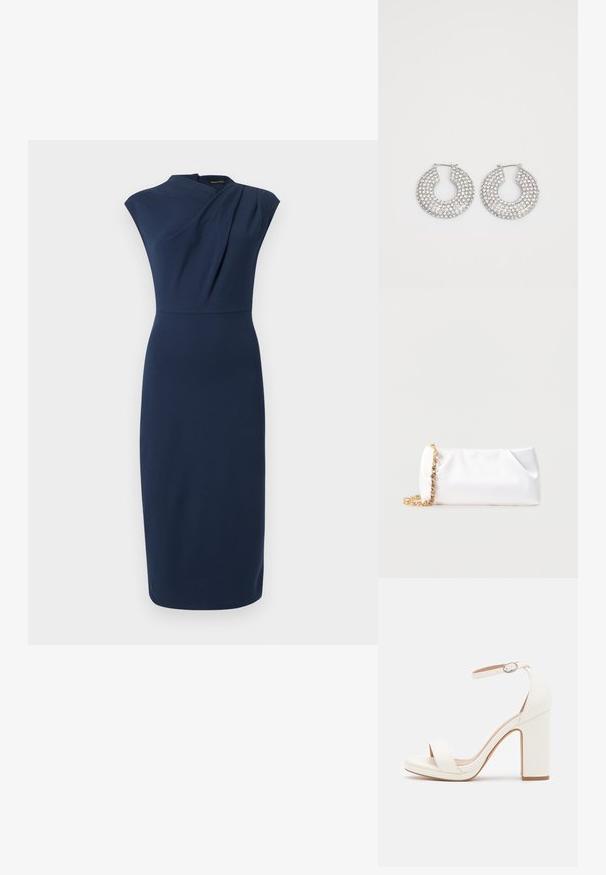 Robe midi bleu marine sans manches avec encolure haute asymétrique et plis subtils sur le corsage, taille cintrée, jupe droite.; Sandale à talon haut blanche avec une bride de cheville, design minimaliste, bout ouvert, talon carré et texture en cuir lisse.; Pochette souple blanche avec bandoulière chaîne dorée ornée de pierres précieuses transparentes, sur fond gris clair uni.; Boucles d'oreilles en argent en forme de créoles ornées de multiples embellissements en cristal transparent, présentant une surface texturée et un design circulaire ouvert.