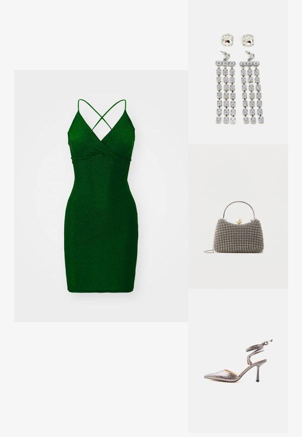 Vestido ajustado verde y con brillo, de escote en V profundo y tirantes entrecruzados. Textura suave, longitud por encima de la rodilla y silueta ajustada.; Zapato de tacón alto plateado metálico con punta puntiaguda, correa que rodea el tobillo y tacón de aguja delgado sobre fondo blanco.; Pequeño bolso de mano con patrón de cuadrícula plateada, asa curva, gran cierre de perla y una delgada correa de cadena plateada sobre un fondo liso.; Pendientes colgantes de cristal con herrajes en tono plateado, que presentan un stud cuadrado y filas en cascada de cristales rectangulares y octogonales.