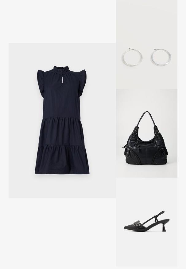 Mørkeblå kjole lavet af let stof, med en volangkant i halsudskæringen og korte ærmer samt et tieret design i kanten.; Simmi London DALA - Pumps - black; Sort læder håndtaske med dobbelte håndtag, frontlynlåslommer og metalnitte detaljer, sat mod en ensfarvet lys baggrund.; Sølvfarvede metaloorringe med glat, let buet overflade og låsemekanisme på en ensfarvet hvid baggrund.