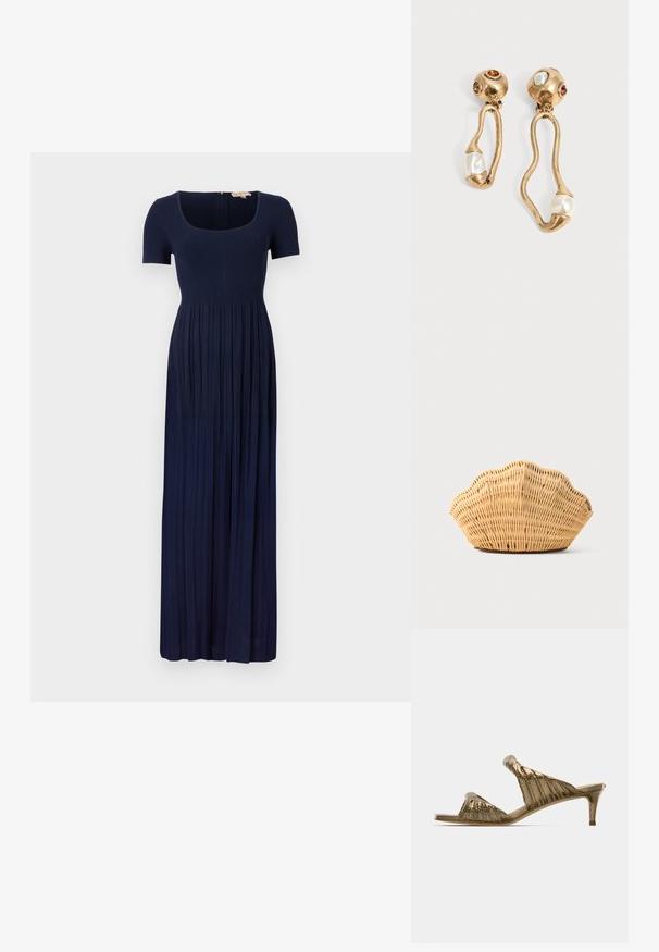 Navyblauwe geribbelde maxi-jurk met korte mouwen, vierkante halslijn en geplooide rok. Voorzien van een ritssluiting aan de achterkant.; Gouden slip-sandalen met een geprofileerd ontwerp, open teen en een lage hak. Glad oppervlak met een lichte glans.; Geweven rotan handtas in de vorm van een sint-jakobsschelp met natuurlijke lichtbruine kleur en afgeronde, gestructureerde randen.; Goudkleurige oorbellen met onregelmatige open vormen, elk met een parel aan de onderkant en edelsteendetails op de ronde stekers.