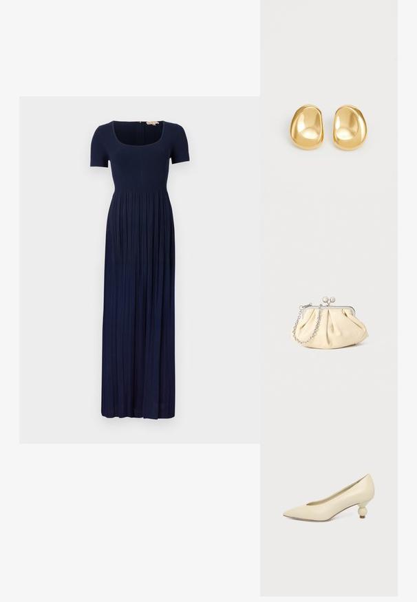 Navyblaues, geripptes Maxikleid mit kurzen Ärmeln, quadratischer Ausschnitt und gefälteltem Rock. Verfügt über einen Reißverschluss im Rücken.; Damenpumps in cremefarben mit spitz zulaufender Schuhspitze und niedrigem, kugelförmigem Absatz vor einfarbigem Hintergrund.; Faltige beigefarbene Ledertasche mit einem silbernen Metallrahmen, ausgestattet mit zwei runden dekorativen Verschlüssen und einem silbernen Kettenriemen.; Goldfarbene Ohrstecker mit einer glatten, runden Form und einer reflektierenden Oberfläche, die ein minimalistisches Design ohne sichtbare Muster zeigen.