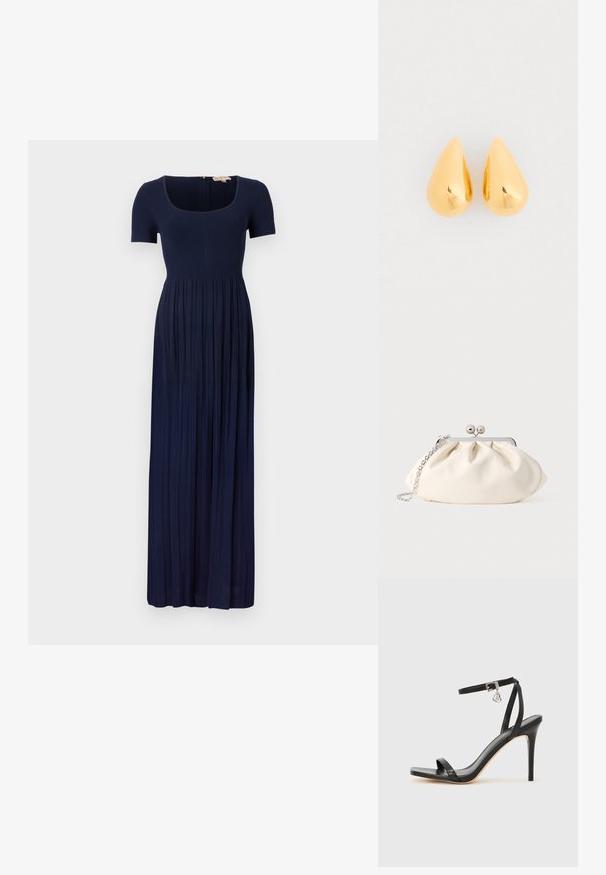 Navyblaues, geripptes Maxikleid mit kurzen Ärmeln, quadratischer Ausschnitt und gefälteltem Rock. Verfügt über einen Reißverschluss im Rücken.; Schwarze High-Heel-Sandale mit schmalem Knöchelriemen, quadratischer Zehenbox, glattem Leder und metallischem Schnallenakzent.; Cremefarbene Stoff-Clutch mit gerafftem Design, silbernem Metallrahmen, zwei dekorativen Kugeln und einem silbernen Kettenriemen.; Goldene Tropfenohrringe mit einer glatten, polierten Oberfläche und gerundeten Unterseiten, die das Licht mit einem glänzenden Finish reflektieren.