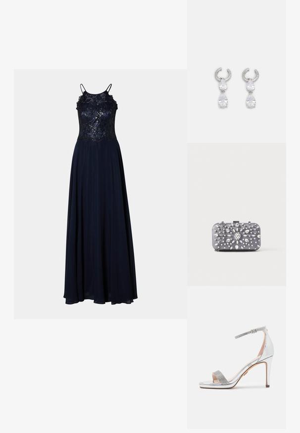 Navy Abendkleid mit einem taillierten Spitzenoberteil, aufwendiger Stickerei und einem fließenden Rock. Verfügt über dünne Träger und eine glatte Textur.; Silberne High-Heel-Sandale mit glänzendem Lackobermaterial, strukturiertem Strassriemen, verstellbarem Knöchelriemen und quadratischem, offenem Zehenbereich.; Kleine rechteckige dunkelgraue Clutch, verziert mit klaren Strasssteinen in einem strahlenförmigen Muster und einem silbernen Kettenriemen.; Silberne Ohrringe mit einem strukturierten Ringdesign, ausgestattet mit zwei klaren tropfenförmigen Kristallen und einem kleineren quadratischen Kristall an der Unterseite.