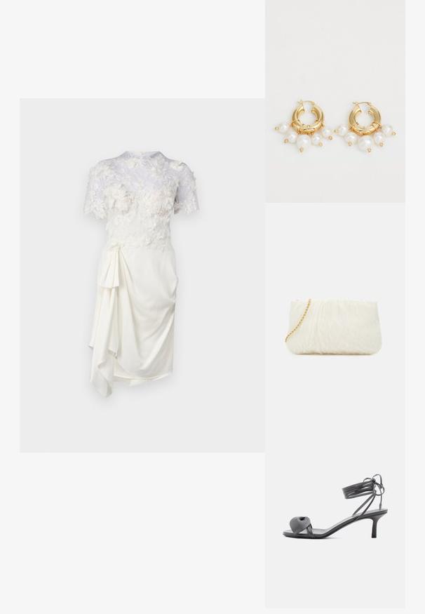Robe blanche avec un dessus en dentelle florale, manches courtes, corsage ajusté et un détail drapé sur le côté. Texture lisse et tissu doux.; Sandale à talon en cuir gris avec une bride nouée sur les orteils et des lacets enroulants autour de la cheville, sur un talon moyen et fin, sur fond blanc.; Sac à main texturé blanc avec un design froncé, doté d'une bandoulière en chaîne dorée. Fini lisse avec des ondulations subtiles et des bords arrondis.; Boucles d'oreilles en or en forme de créoles, ornées de trois perles blanches pendantes, maintenues par des accents en fil. Fini métallique lisse avec un aspect poli.