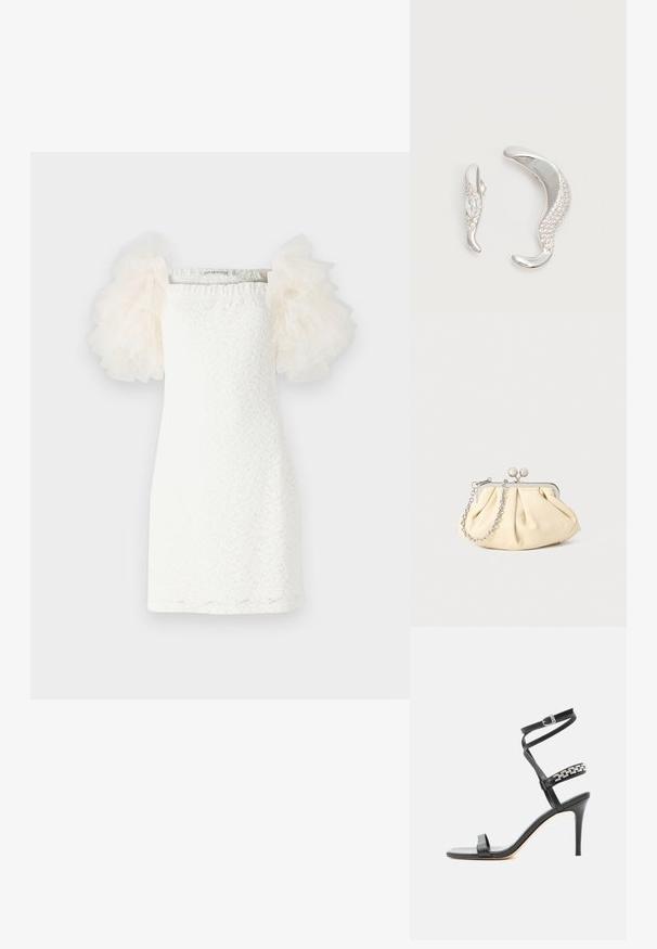 Witte jurk met een textuur van kantpatroon, rechte snit en doorschijnende, opbollende tule mouwen in lichtcrème. Minimalistisch ontwerp met een vierkante halslijn.; Zwarte sandaal met hoge hak, smalle enkelband, middenvoetband versierd met zilveren schakels en een open teenontwerp.; Geplooide beige leren clutch met een zilveren metalen frame, voorzien van twee ronde decoratieve sluitingen en een zilveren kettingriem.; Twee gebogen zilveren oorbellen, de één groter dan de ander, beide versierd met kleine fonkelende kristallen langs één rand.