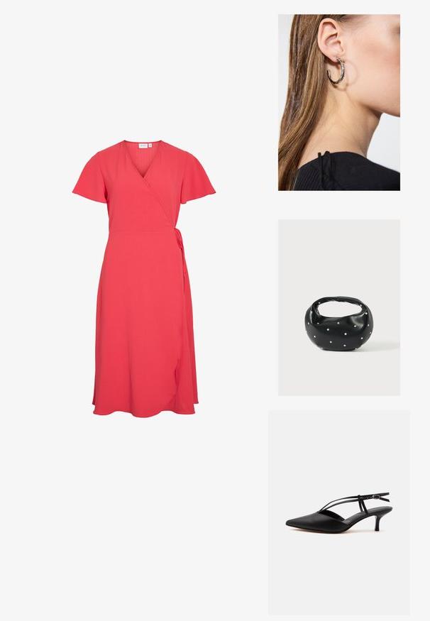 Robe portefeuille rouge corail avec manches courtes, décolleté en V et détail noué sur le côté, dotée d'une jupe légèrement évasée arrivant au genou.; Escarpin noir en cuir à bout pointu avec petit talon kitten, fine bride de cheville avec boucle, design slingback, sur un fond uni clair.; Sac à main en cuir noir de forme arrondie, décoré de clous argentés et équipé d'une poignée courte. Texture lisse et fermeture éclair.; Boucle d'oreille en argent avec une finition polie, présentant de petits détails en or et de forme ronde, portée sur le lobe.