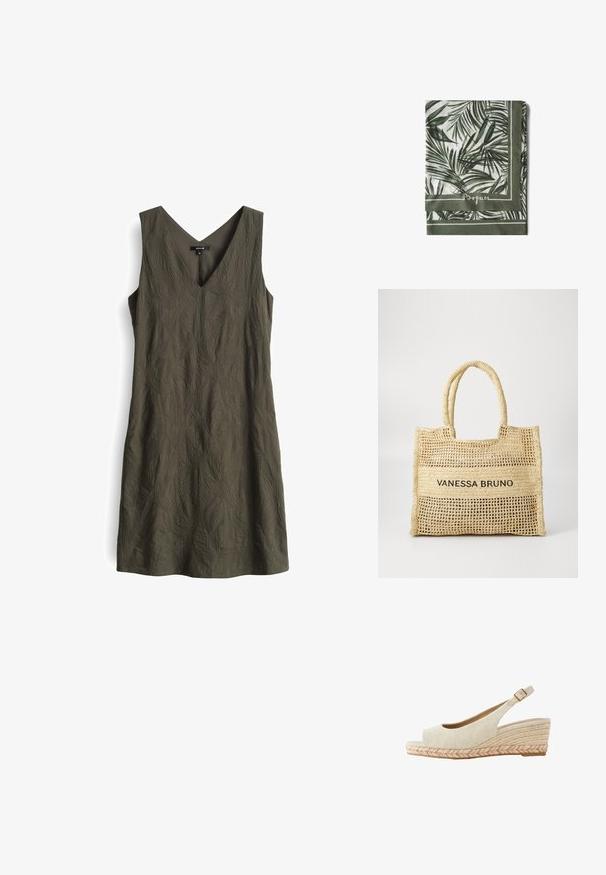 Mouwloze jurk in olijfgroen met een V-hals, voorzien van een gestructureerd bladerenpatroon. A-lijn silhouet en lichtgewicht stof.; Beige stoffen slingback sleehak sandaal met open teen, enkelriem met gesp en hak met gevlochten touwtextuur.; Opgevouwen stof met groene palmbladerenprint en olijfgroene rand met witte handgeschreven tekst "Bogue".; Beige geweven draagtas met twee handvatten en "VANESSA BRUNO" in het zwart gedrukt op een solide geweven paneel in het midden.