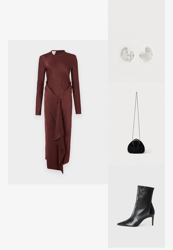 Robe longue bordeaux à manches longues avec un col montant, un design noué à la taille et une jupe drapée fluide. Texture de tissu lisse dans l'ensemble.; Bottes noires à la cheville en cuir lisse, dotées d'un bout pointu, d'un tige ajustée et d'un talon haut fin. Design minimaliste sans quincaillerie visible.; Petit sac à main noir en fausse fourrure avec poignées tressées sur le dessus et longue bandoulière fine sur fond uni.; Boucles d'oreilles en métal argenté au design lisse et incurvé. Finition brillante, avec deux formes asymétriques qui s'entrelacent partiellement.