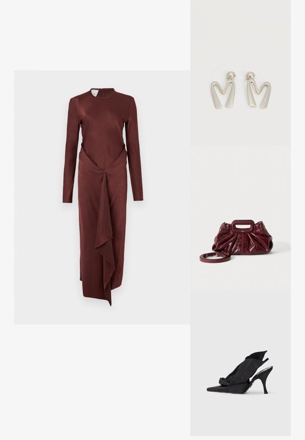 Vestido largo de manga larga color marrón con un cuello alto, diseño anudado en la cintura y una falda drapeada y fluida. Textura de tela suave en todo el vestido.; Zapatos de tacón alto tipo slingback en negro, con punta puntiaguda, parte superior de tela drapeada y un lazo decorativo en el panel frontal.; Pequeño bolso de mano de cuero rojo oscuro con textura fruncida, asa rectangular con recorte para la mano y correa de hombro desmontable sobre fondo blanco.; Par de pendientes de metal plateado con forma de letra M angular y postes redondeados sobre un fondo blanco.