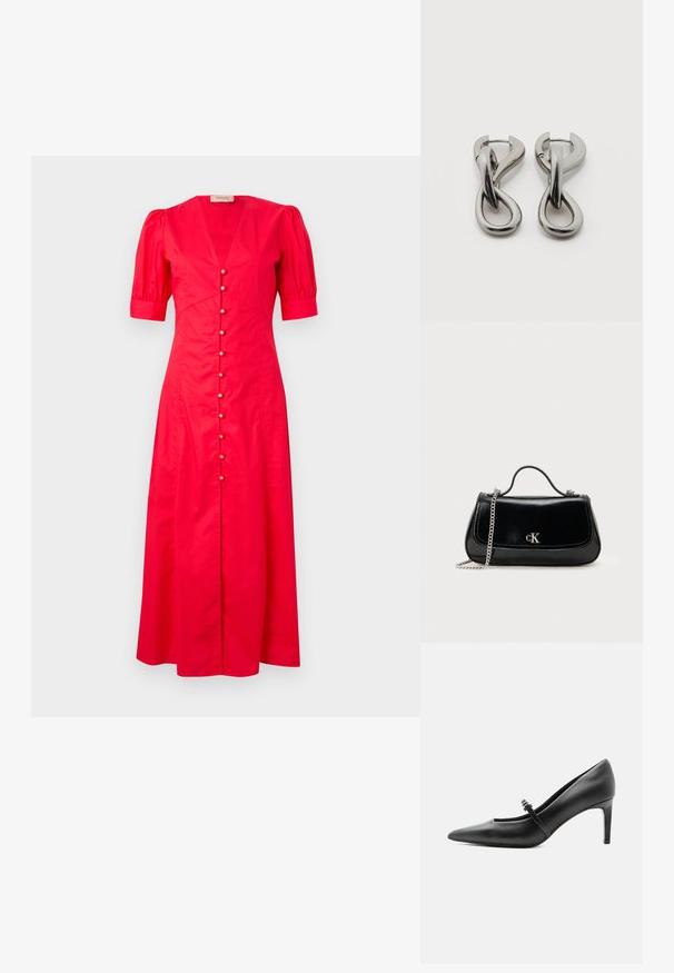 Rotes Baumwoll-Midikleid mit kurzen Puffärmeln, tiefem V-Ausschnitt und einer Frontknopfleiste mit dekorativen Knöpfen in der Mitte.; Schwarzer Leder-Pumps mit spitzer Zehenpartie, dünnem Riemen und Schnalle über dem Spann, stehend auf hellem neutralem Hintergrund.; Schwarze Lederhandtasche mit einer Kettenriemen, strukturierter Form und einem silbernen Logo-Akzent. Glatte Textur mit einem Klappenverschluss.; Paar silberfarbene Metallohrringe mit abstraktem ineinandergreifendem Schlaufen-Design auf weißem Hintergrund.