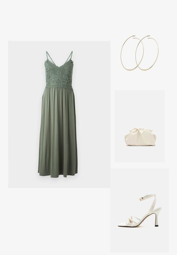 Groene maxi-jurk met een gehaakte buste en spaghettibandjes, met een vloeiende onderkant van zachte, lichte stof.; Witte sandaal met hoge hak, drie voorste bandjes en een verstelbare enkelriem met een gouden gesp.; Zachte, crèmekleurige leren clutch met geplooid, gerimpeld ontwerp en een dunne schouderriem die vooraan op een effen achtergrond ligt.; Pilgrim Oorbellen - gold-coloured