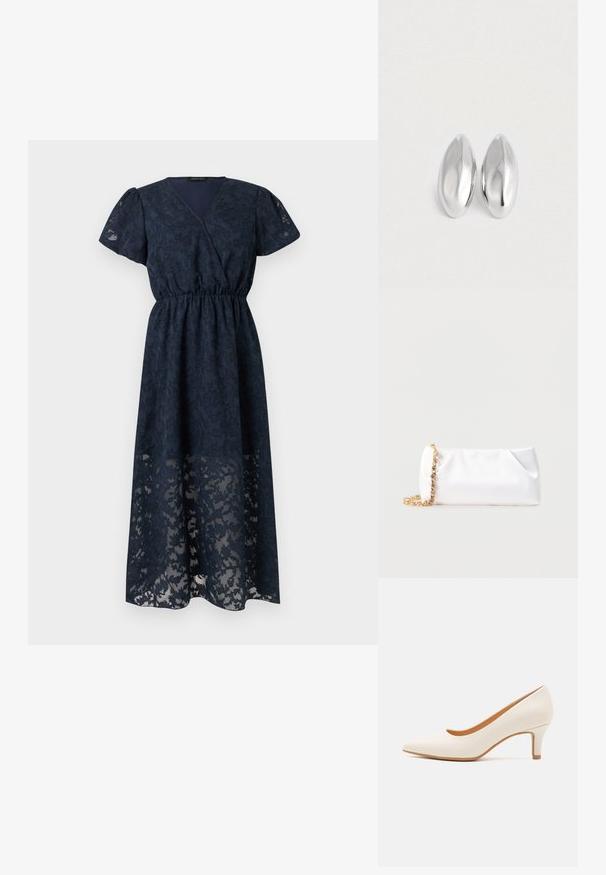 Robe midi bleu marine avec manches courtes bouffantes, col en V, taille ajustée et superposition de dentelle florale sur tissu léger.; Chaussure à talon haute en cuir blanc avec un bout pointu et un talon fin, légèrement incliné. Texture lisse avec un design minimaliste et une semelle beige.; Pochette souple blanche avec bandoulière chaîne dorée ornée de pierres précieuses transparentes, sur fond gris clair uni.; Paire d'objets ovales en argent luisant et lisse disposés côte à côte sur un fond blanc uni.