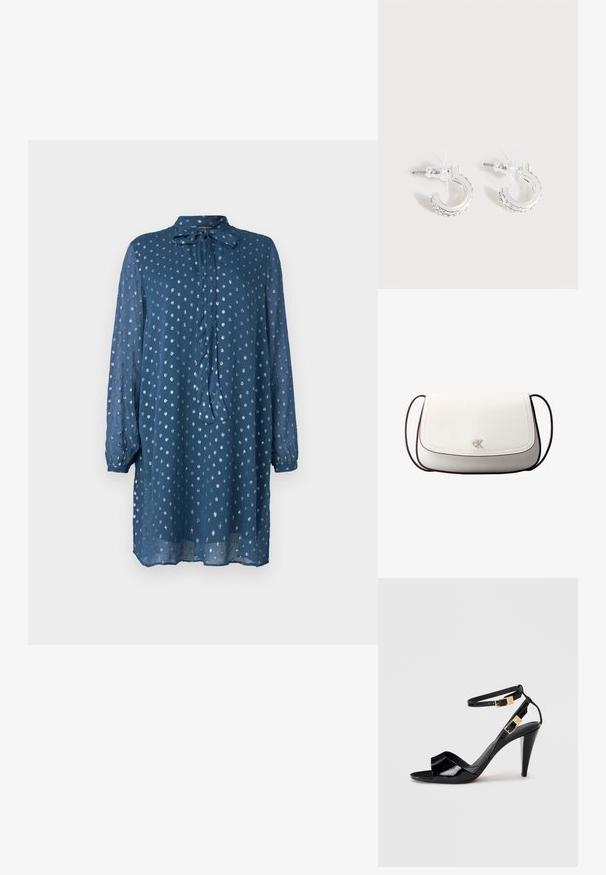 Robe bleue à manches longues en tissu léger avec un col à nouer. Présente un motif à pois et une coupe légèrement ample, arrivant au milieu de la cuisse.; Sandale à talon haut en cuir verni noir avec double bride de cheville et boucles dorées, bout ouvert, et talon effilé sur fond neutre.; Sac bandoulière blanc avec fermeture à rabat, petit logo "cK" argenté centré, et fine sangle réglable marron foncé.; Petites boucles d'oreilles créoles ton argent avec un motif texturé le long du bord extérieur et des attaches en plastique transparent, présentées sur un fond clair.