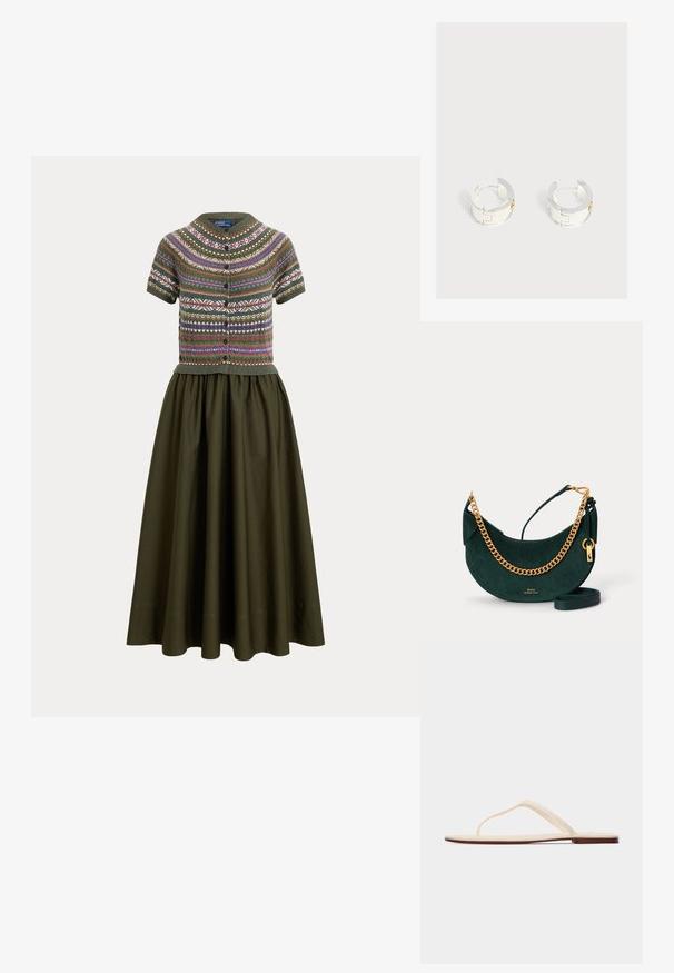 Cárdigan con botones y mangas cortas con patrones geométricos multicolor combinado con una falda larga, lisa y de color oliva oscuro.; Sandalia plana beige con tira fina y suela marrón mostrada de lado sobre un fondo claro y sencillo.; Bolso de mano de ante verde oscuro en forma de media luna con asa de cadena dorada, correa de cuero para el hombro y pequeño logo dorado de Polo de Ralph Lauren.; Par de pendientes de aro de metal plateado con un diseño geométrico recortado, exhibidos sobre un fondo liso gris claro.