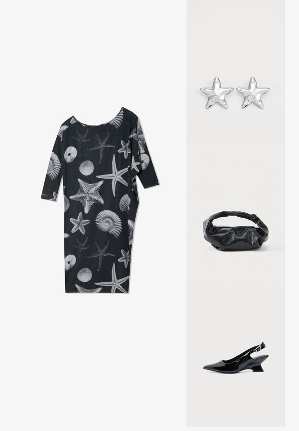Robe noire à la coupe ample et à l'encolure dégagée, ornée de motifs de coquillages blancs et d'étoiles de mer. Manches trois-quarts.; Chaussure slingback en cuir verni noir avec bout pointu et petit talon bloc incliné sur fond clair uni.; Sac noir en matériau texturé et brillant avec une poignée circulaire torsadée et une fermeture éclair. Présente un design doux et froissé.; Boucles d'oreilles argentées en forme d'étoile, avec une surface lisse et brillante. Chaque boucle d'oreille possède cinq pointes et des détails subtils de texture de surface.