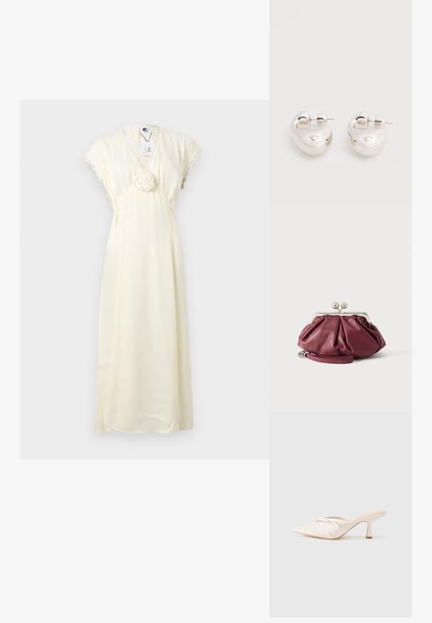 Robe longue de couleur crème avec manches courtes, encolure en V, bordure en dentelle et détail de fleur en tissu à la taille, présentée sur un fond uni.; Chaussure mule en tissu beige clair avec un design noué à l'avant, bout pointu et talon fin et effilé. Texture lisse dans l'ensemble.; Petite pochette en cuir bordeaux avec fermoir en métal argenté et bracelet pour poignet sur fond blanc.; Paire de boucles d'oreilles argentées brillantes et épaisses avec fermoirs à tige, sur fond blanc uni.