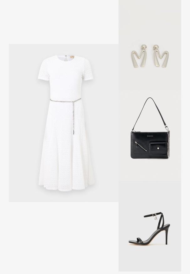 Robe midi blanche à manches courtes en tissu texturé avec une fine ceinture chaîne argentée portée lâchement à la taille.; Sandale à talon haut noire avec une bride étroite à la cheville, bout carré, cuir lisse et accent de boucle métallique.; Sac à bandoulière en cuir noir Michael Kors avec fermeture éclair supérieure, poche avant zippée en diagonale, poche à rabat avec bouton-pression et détail en chaîne argentée.; Paire de boucles d'oreilles en métal argenté en forme de lettre M angulaire avec des tiges arrondies sur fond blanc.
