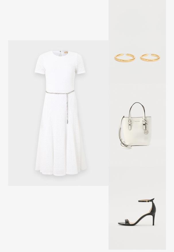 Robe midi blanche à manches courtes en tissu texturé avec une fine ceinture chaîne argentée portée lâchement à la taille.; Sandale à talons hauts en cuir noir avec une lanière de cheville. Présente une texture lisse, un bout ouvert et un talon fin. Détail de boucle en ton doré.; Sac à main en cuir blanc Michael Kors avec double poignée, bandoulière réglable et pendentif logo MK circulaire en métal.; Paire de boucles d'oreilles créoles en or poli de taille moyenne avec des fermoirs en fil fin sur fond blanc uni.