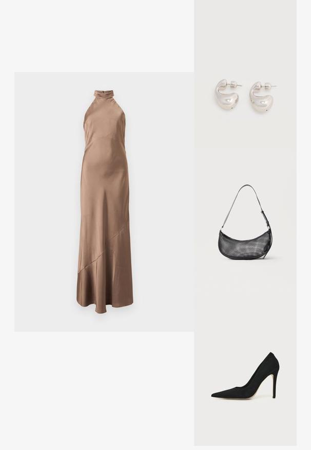 Robe longue sans manches en satin brun clair avec un col montant plissé et un détail d'ourlet asymétrique sur la jupe.; Escarpin stiletto noir à talon haut avec bout pointu et texture lisse, présenté de profil sur un fond clair uni.; Petit sac d'épaule noir en mesh en forme de croissant avec une lanière fine réglable, sur un fond clair uni.; Paire de boucles d'oreilles créoles épaisses argentées brillantes avec tige et fermoirs à pression sur fond blanc uni.
