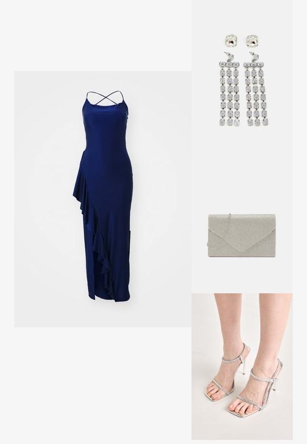 Vestido largo azul marino con finas tirantes cruzados en la espalda, que presenta un detalle de volantes en el costado y una abertura alta para facilitar el movimiento, hecho de una tela suave.; Pies que llevan sandalias de tacón alto plateadas con correas finas y puntas cuadradas, de pie sobre una superficie de color claro.; Bolso de mano metálico plateado con diseño de sobre, embellecido con un patrón texturizado, que incluye una correa de cadena desmontable.; Pendientes colgantes de cristal con herrajes en tono plateado, que presentan un stud cuadrado y filas en cascada de cristales rectangulares y octogonales.