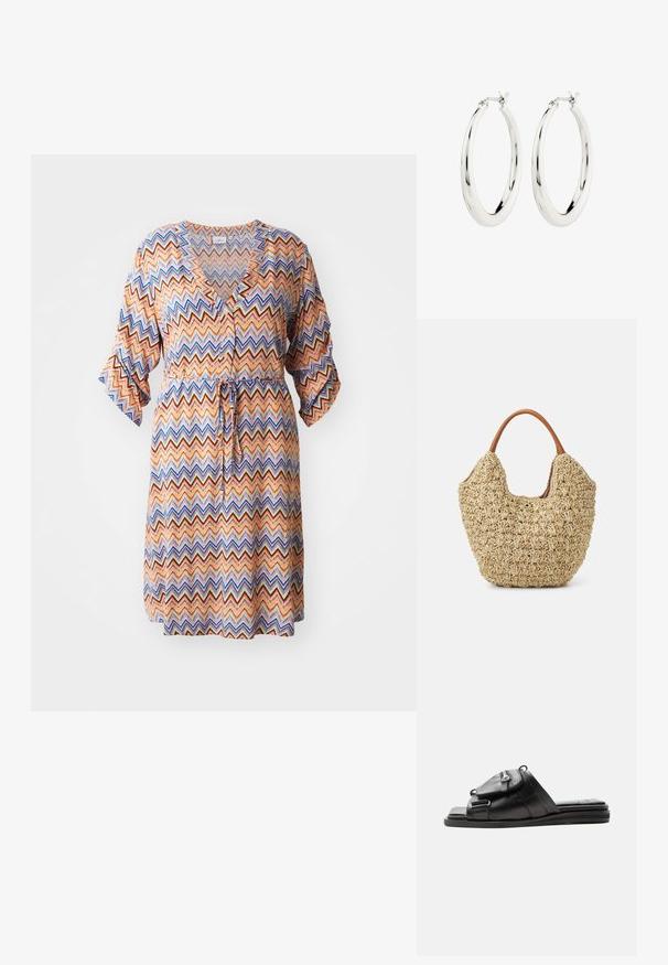 Vestido estampado con un diseño de zigzag en naranja, azul y crema, con escote en V, mangas tres cuartos y cinturilla ajustable.; Sandalia tipo slide de cuero negro con suela acolchada y detalle de bolsillo con cremallera en la parte delantera de la correa.; Bolsa de tote de paja trenzada con una textura natural y una forma suave y orgánica, con asas de cuero marrón para un fácil transporte.; Pendientes de aro de plata con un acabado suave y brillante. Forma circular, con un cierre seguro. Diseño sencillo y elegante.