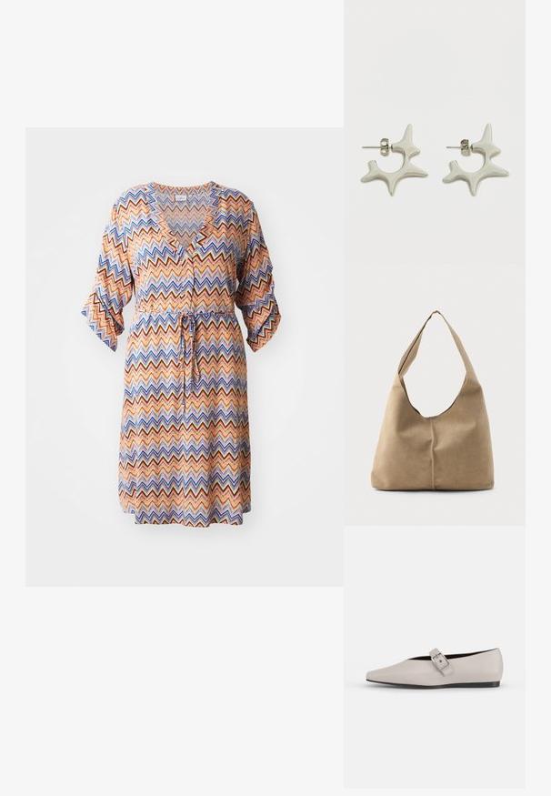 Vestido estampado con un diseño de zigzag en naranja, azul y crema, con escote en V, mangas tres cuartos y cinturilla ajustable.; Zapato plano de cuero beige con punta afilada, un detalle de hebilla lateral y suela negra baja. Textura suave y diseño minimalista.; Bolso tipo hobo en suave ante beige con forma caída, amplia correa para el hombro y un detalle de costura a mano en la parte delantera.; Pendientes plateados con un diseño distintivo y abstracto, con formas irregulares y acabado brillante. Incluyen cierre de tuerca para su sujeción.