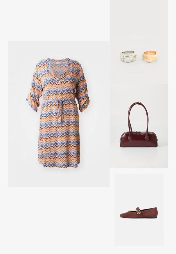 Vestido estampado con un diseño de zigzag en naranja, azul y crema, con escote en V, mangas tres cuartos y cinturilla ajustable.; Zapato plano Mary Jane de gamuza marrón con una correa de hebilla dorada y suela negra sobre fondo blanco.; Bolso de piel burdeos con forma curva, asas dobles, cierre de cremallera y sutilezas en los detalles de costura. Acabado suave y brillante.; Dos anillos de forma irregular uno al lado del otro, uno plateado con detalles texturizados y el otro dorado, liso y mate.
