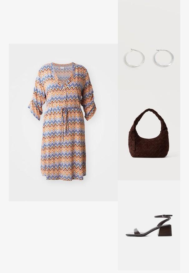 Vestido estampado con un diseño de zigzag en naranja, azul y crema, con escote en V, mangas tres cuartos y cinturilla ajustable.; Sandalia de cuero marrón oscuro con correa en el tobillo, tacón bajo de bloque y punta abierta, mostrada de perfil lateral sobre fondo blanco.; Bolso de hombro tejido de cuero marrón oscuro con una forma suave y redondeada y asa ancha, con una pequeña etiqueta de cuero adjunta.; Pendientes de aro de metal plateado con superficie lisa y ligeramente curvada y cierre de tipo mosquetón sobre un fondo blanco liso.