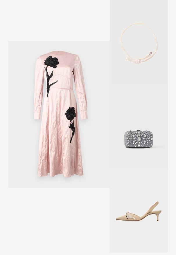 Pink kjole med en tekstureret overflade, prydet med sort blomstermotiv på bodice og skørt, lange ærmer og rund halsudskæring.; Beige slingback-kittensko med spids tå, dekorativ knudedetalje på overdelen og en lav, slank hæl.; Lille rektangulær mørkegrå clutch pyntet med klare rhinsten i et strålende mønster og en sølvkæde som strop.; Dobbelttrådet perlekæde med blomstformet sølvlås og en lille rund sølvmærkat på en lys baggrund.