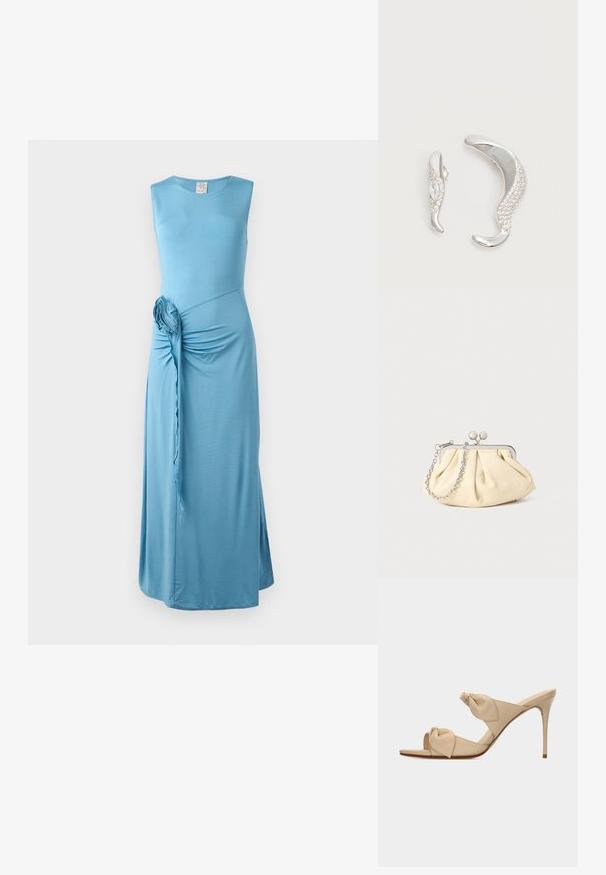 Blaues, ärmelloses Maxikleid mit einem verdrehten Seitendetail und einem floralen Akzent. Hergestellt aus weichem, dehnbarem Stoff mit glatter Textur.; Beige offene High-Heel-Pantoffel mit zwei verdrehten Knotenriemen und einem schlanken Stiletto-Absatz vor weißem Hintergrund.; Faltige beigefarbene Ledertasche mit einem silbernen Metallrahmen, ausgestattet mit zwei runden dekorativen Verschlüssen und einem silbernen Kettenriemen.; Zwei gebogene silberne Ohrringe, einer größer als der andere, beide mit kleinen funkelnden Kristallen entlang einer Kante verziert.