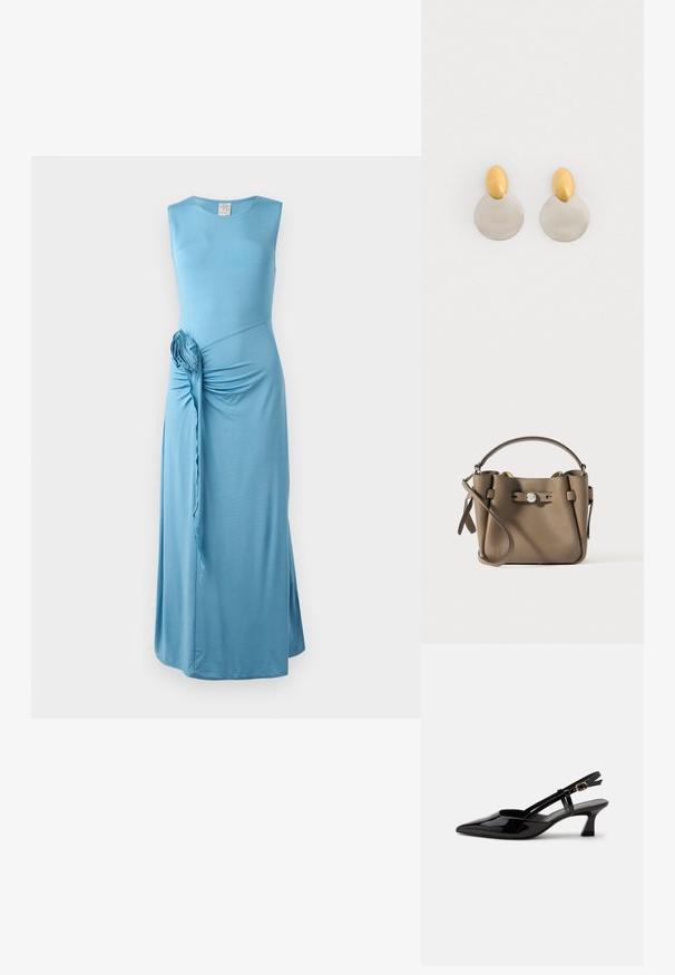 Blauwe, mouwloze maxi jurk met een gedraaide zijdegaaf en een bloemaccent. Gemaakt van zachte, rekbare stof met een gladde textuur.; Zwarte lakleren slingback kitten heel schoen met spitse neus en verstelbare gouden gespsluiting op een witte achtergrond.; Kleine taupe leren handtas met bovenhandvat, afneembare schouderriem en zilverkleurige knoopsluiting aan de voorkant.; Gouden en zilveren metalen oorbellen met een ronde schijfbasis en een ovale bovenstuk, gladde textuur en gepolijste afwerking.