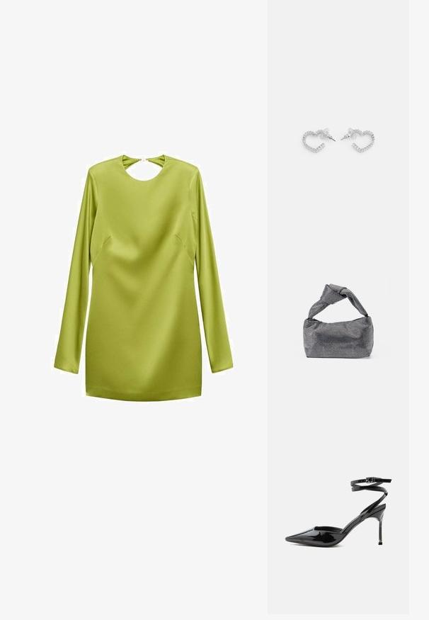 Minimale jurk met lange mouwen in felgroene satijn, met een ronde keyhole-halslijn en side seam-details. Soepele textuur met een slanke silhouet.; Zwarte lakleren pumps met spitse neus, hoge naaldhak, dunne enkelbandjes en een kleine gesp.; Zwarte en zilveren handtas met een gestructureerd oppervlak dat een diamanten patroon vertoont, een geknoopt handvat en een gestructureerde vorm.; Hartvormige oorringen van staal in zilverkleur, met een rij heldere rechthoekige rhinestones langs de randen.