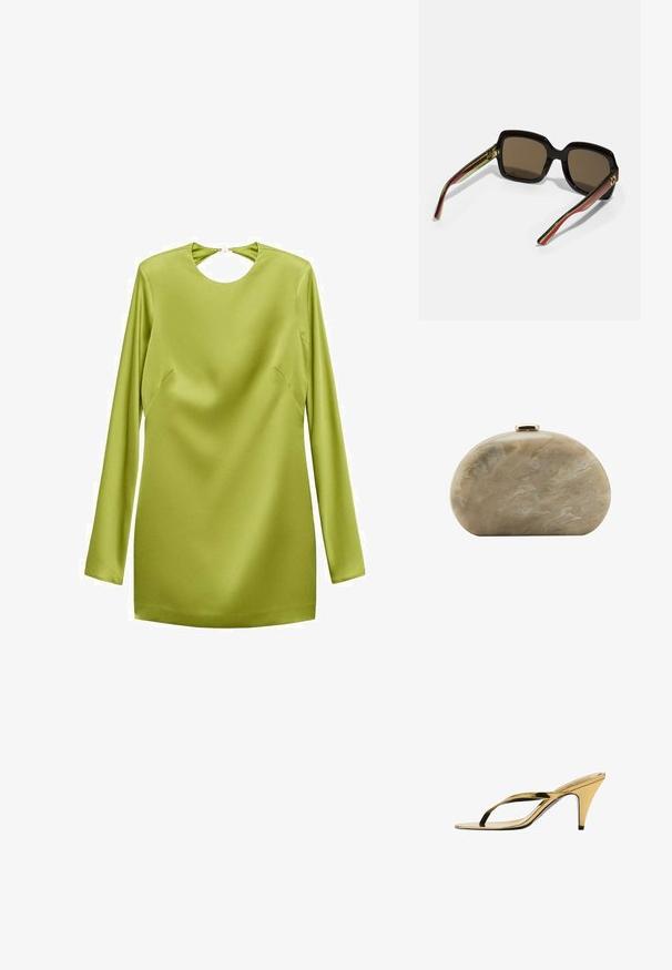 Minimale jurk met lange mouwen in felgroene satijn, met een ronde keyhole-halslijn en side seam-details. Soepele textuur met een slanke silhouet.; Gouden metallic hoge hak slippers met een slanke taps toelopende hak van 7 cm en minimalistische bandjes op een witte achtergrond.; Zwarte oversized zonnebril met bruine glazen. Kenmerkt zich door unieke gestreepte armen in groen en rood, en gouden hardware accenten. Vierkante vorm.; Kleine beige marmeren harde schaal clutch tas met afgeronde vorm en gouden sluiting bovenop.